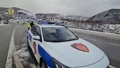 Policia rrugore i bën apel drejtuesve të automjeteve: Përdorni goma dimërore