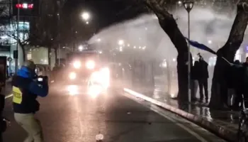 Policia shpërndan me ujë protestuesit para Kuvendit