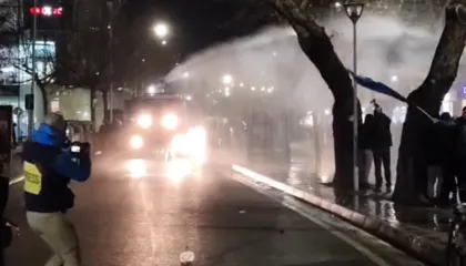 Policia shpërndan me ujë protestuesit para Kuvendit