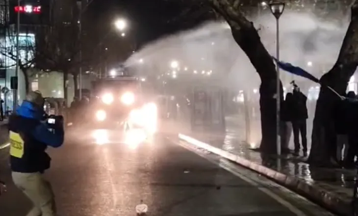 Policia shpërndan me ujë protestuesit para Kuvendit