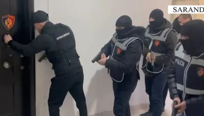 “Policia!”, zbulohet shtëpi bari në Sarandë, momenti kur efektivët mësyjnë brenda apartamentit duke shqyer derën