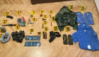 Policia zbulon arsenal armësh në Mitrovicën e Veriut, municion dhe uniforma të policisë serbe