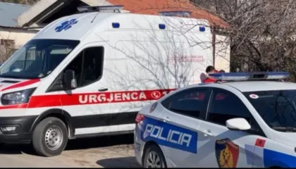 Porta e jashtme e oborrit e zuri poshtë, 12-vjeçari në Tiranë niset me urgjencë në spital