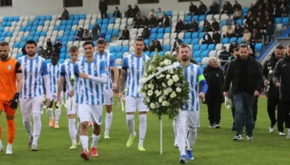 “Prehu në paqe”! Momenti prekës pas ndarjes nga jeta të vajzës, lojtarët e Tiranës e nisi ndryshe kundër Flamurtarit