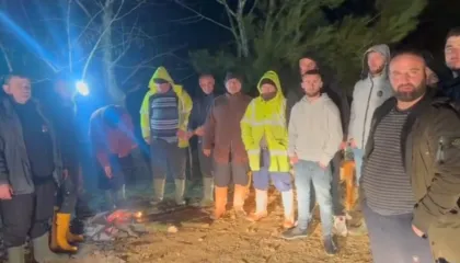 Prej katër ditësh nën pushtetin e ujit, banorët e Thumanës apel për ndihmë: Po e kalojmë natën jashtë, nuk kemi as ushqime