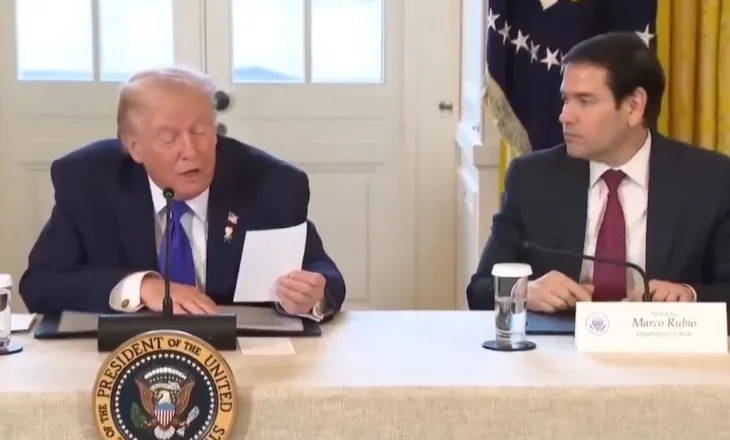 Presidenti Trump papritmas lexon me zë të lartë shënimin konfidencial të Sekretarit amerikan të Shtetit, Rubio