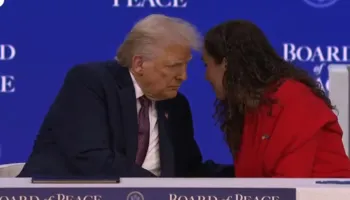 Presidentja e Kosovës ‘kokë më kokë’ me Trump, firmos marrëveshjen për themelimin e Bordit të Paqes (FOTO)