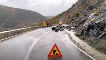 Problematika në aksin Tepelenë–Gjirokastër, reshjet e shiut dhe erërat e forta shkaktojnë rënie gurësh