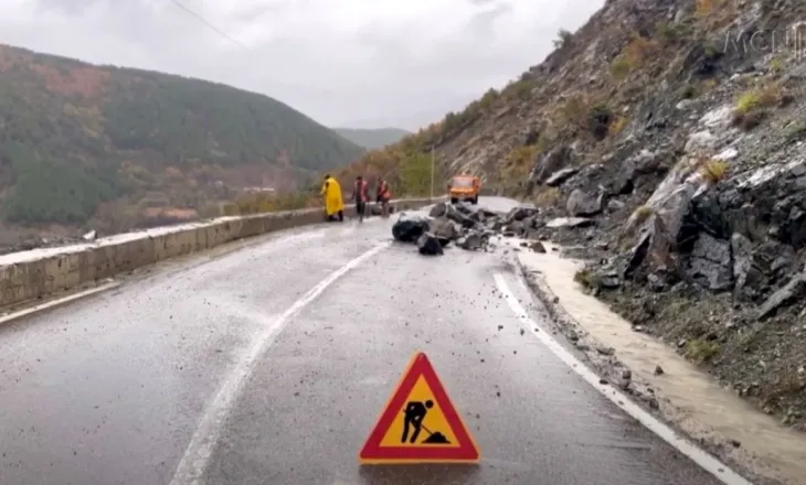 Problematika në aksin Tepelenë–Gjirokastër, reshjet e shiut dhe erërat e forta shkaktojnë rënie gurësh