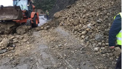 Problematika në bashkinë Tepelenë, rrezikohen disa banesa nga shkarja e dherave në fshatin Nivicë