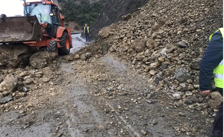 Problematika në bashkinë Tepelenë, rrezikohen disa banesa nga shkarja e dherave në fshatin Nivicë