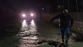 Problematike situata në Fier/ Çahet argjinatura e kanalit të Martinës, rrezikohen banesat