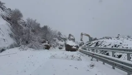 Probleme me energjinë elektrike në qarkun e Korçës, rrugë të bllokuara dhe përmbytje tokash bujqësore
