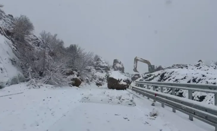 Probleme me energjinë elektrike në qarkun e Korçës, rrugë të bllokuara dhe përmbytje tokash bujqësore