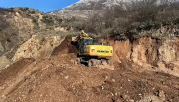 Probleme me rrëshqitjen e dherave në Gjirokastër, rrugët e disa fshatrave ende të bllokuara