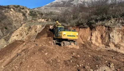 Probleme me rrëshqitjen e dherave në Gjirokastër, rrugët e disa fshatrave ende të bllokuara