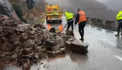 Probleme në rrugën nacionale Burrel-Skuraj nga moti i keq, vështirësohet qarkullimi i mjeteve