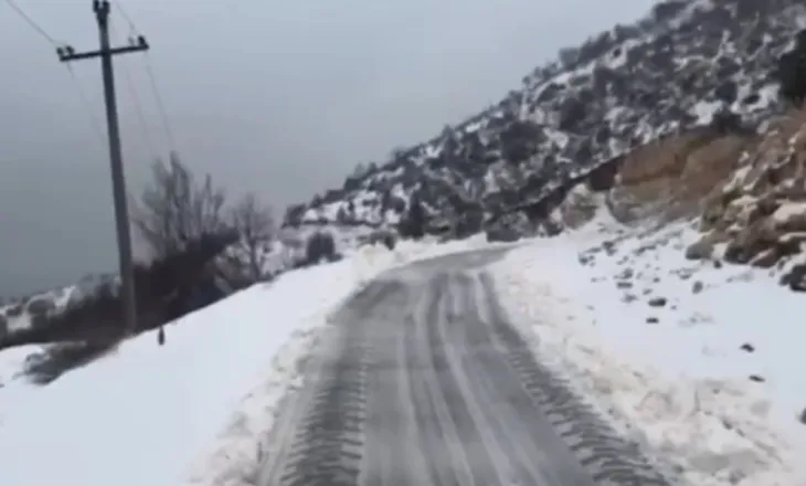 Probleme nga reshjet e dëborës në Gjirokastër, bllokohen rrugët malore