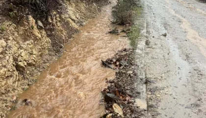 Probleme nga reshjet e shiut edhe në Has, dëmtohen pjesë të trasesë në rrugët e fshatrave