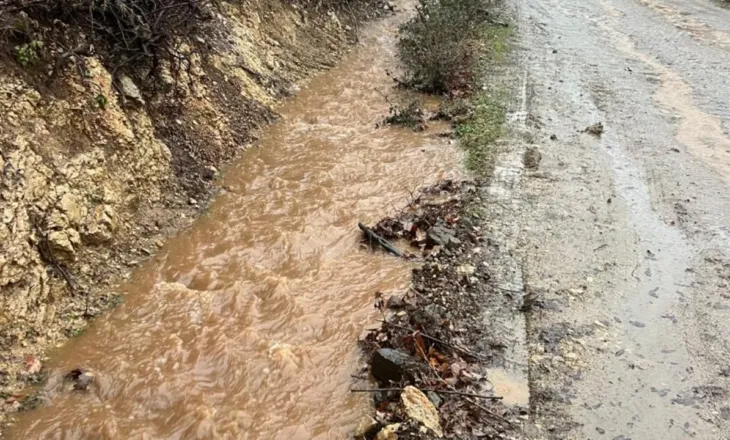 Probleme nga reshjet e shiut edhe në Has, dëmtohen pjesë të trasesë në rrugët e fshatrave