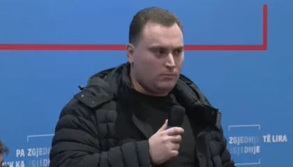 “Problemet e shtëpisë diskutohen në shtëpi”/ Djali i Sokol Olldashit ia thotë në sy Berishës: Ata që flasin në foltoren tonë janë ‘tapë’ të pirë, s’dinë ç’thonë