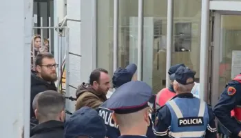 Prokuroria kërkon arrest me burg për disa protestues, përplasje në gjykatën e Tiranës