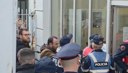 Prokuroria kërkon arrest me burg për disa protestues, përplasje në gjykatën e Tiranës