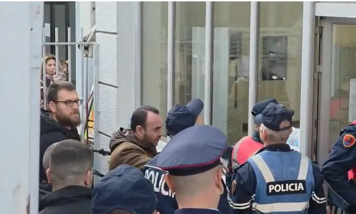 Prokuroria kërkon arrest me burg për disa protestues, përplasje në gjykatën e Tiranës