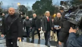 Protesta/ Berisha mbërrin në selinë e PD: Keni shansin e madh të riktheni të ardhmen e shqiptarëve
