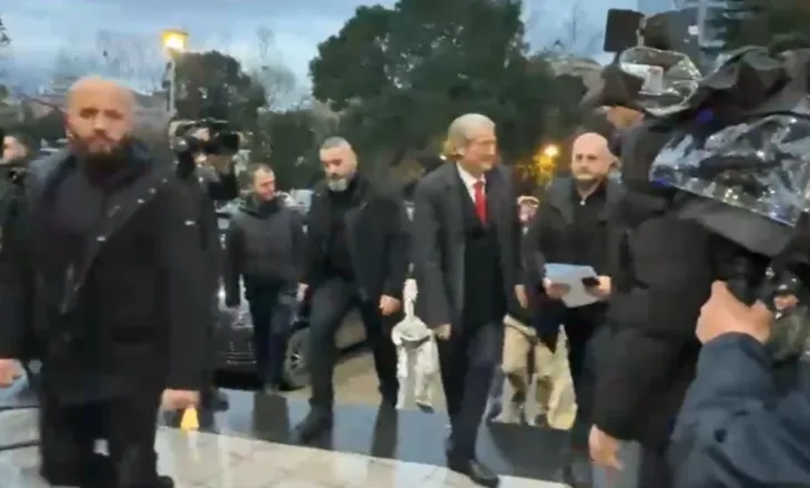 Protesta/ Berisha mbërrin në selinë e PD: Keni shansin e madh të riktheni të ardhmen e shqiptarëve