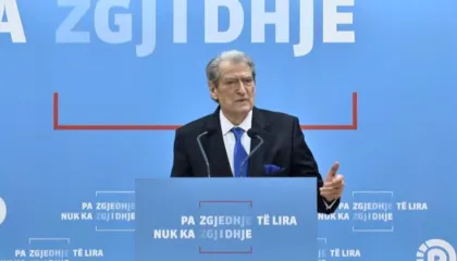 “Protesta dje kishte një risi themelore”, Berisha akuza policisë: Përdorën gaz lotsjellës të skaduar, është helm