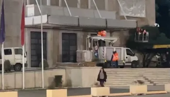 Protesta e 24 janarit/ “Blindohet” Kryeministria, dyert vishen me mburoja metalike