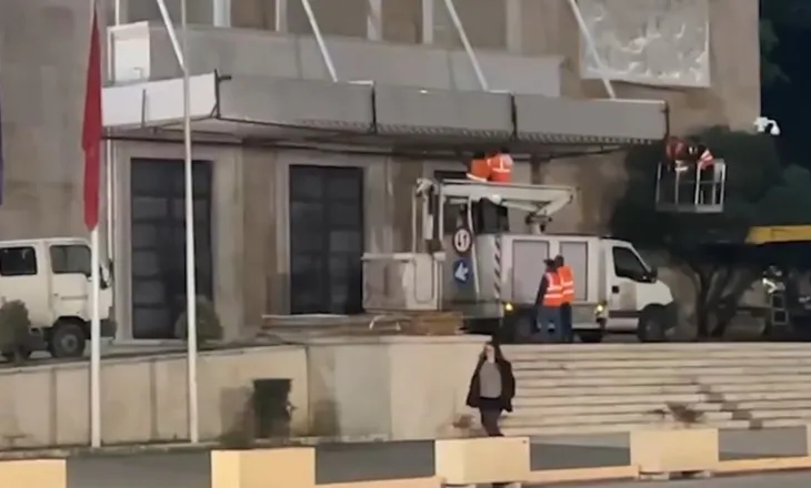 Protesta e 24 janarit/ “Blindohet” Kryeministria, dyert vishen me mburoja metalike