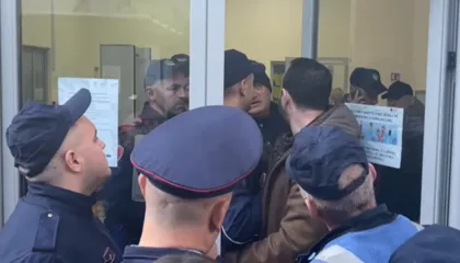 Protesta e 24 janarit, vendoset masa ‘detyrim paraqitje’ për të arrestuarit. Tensione jashtë gjykatës