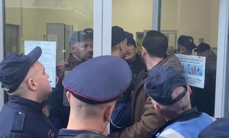 Protesta e 24 janarit, vendoset masa ‘detyrim paraqitje’ për të arrestuarit. Tensione jashtë gjykatës