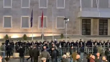 “Protesta e Berishës si festë politike”, Merkoçi godet qasjen e opozitës në Bulevard: Fishekzjarrë dhe fjalime të..