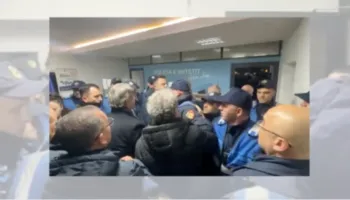 Protesta e opozitës/ 20 të arrestuar në komisariatin numër 1, deputetët e PD përplasen me policinë: O budalla, o kriminel