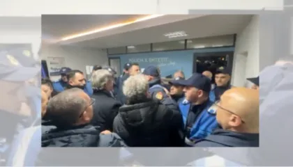 Protesta e opozitës/ 20 të arrestuar në komisariatin numër 1, deputetët e PD përplasen me policinë: O budalla, o kriminel