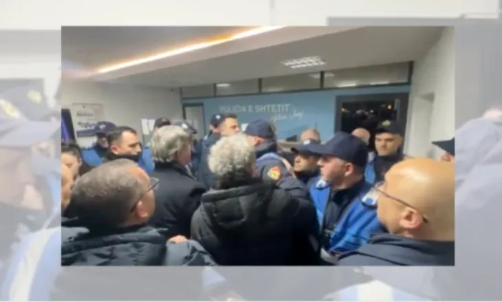 Protesta e opozitës/ 20 të arrestuar në komisariatin numër 1, deputetët e PD përplasen me policinë: O budalla, o kriminel