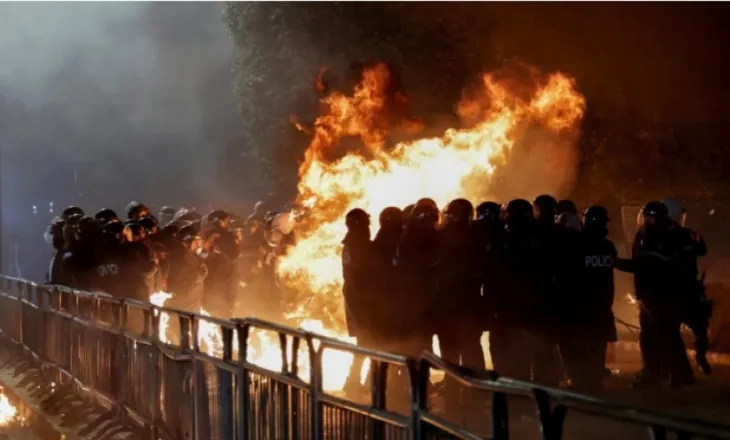 Protesta e opozitës bëhet lajm në median kombëtare gjermane: Policia përdori topa uji dhe gaz lotsjellës ndaj protestuesve