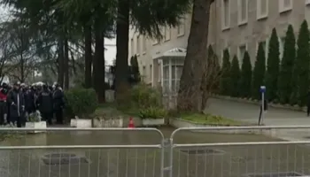 Protesta e opozitës “blindon” Tiranën, 1350 efektivë në terren, Kryeministria “vishet” me gardh metalik