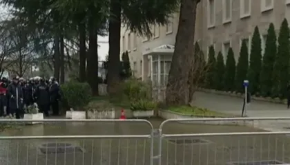 Protesta e opozitës “blindon” Tiranën, 1350 efektivë në terren, Kryeministria “vishet” me gardh metalik