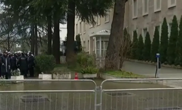 Protesta e opozitës “blindon” Tiranën, 1350 efektivë në terren, Kryeministria “vishet” me gardh metalik