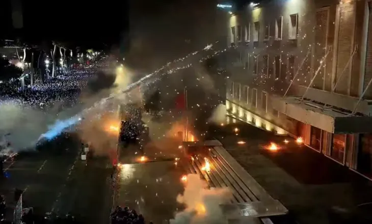 Protesta e opozitës, Gjykata e Tiranës cakton masën “detyrim paraqitje” për 19 të arrestuarit