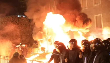 Protesta e opozitës, Policia: Disa efektivë të lënduar nga hedhja e molotovëve dhe fishekzjarrëve drejt Kryeministrisë