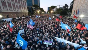 Protesta e opozitës/ Rreth 2500 qytetarë nisen nga Durrësi