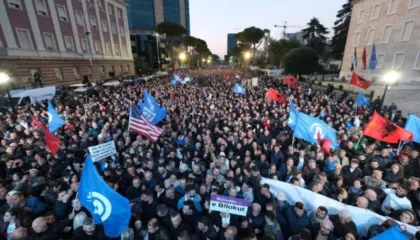 Protesta e opozitës/ Rreth 2500 qytetarë nisen nga Durrësi