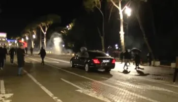 Protesta e opozitës zhvendoset drejt Kuvendit, ndërsa Berisha i hipën makinës dhe largohet