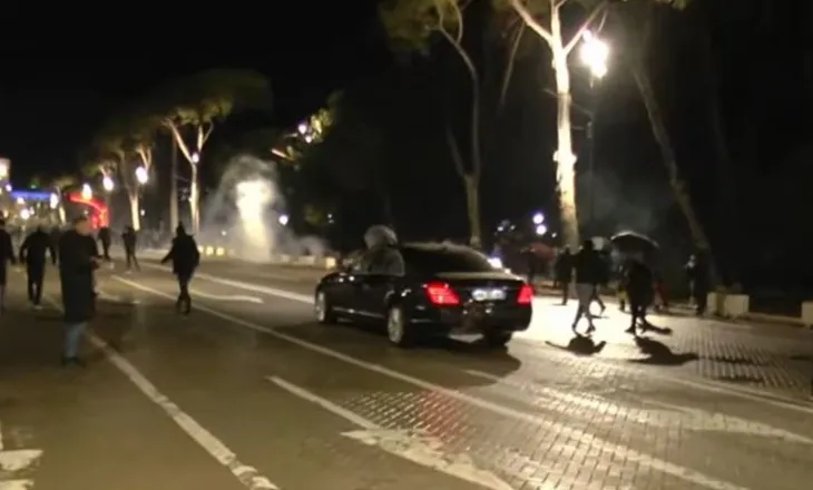 Protesta e opozitës zhvendoset drejt Kuvendit, ndërsa Berisha i hipën makinës dhe largohet