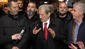 Protesta e PD, Berisha mbërrin në seli, pritet nga demokratët